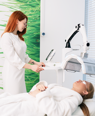 side-view-beautician-specialist-connecting-adjusting-innovation-device-acne-treatments-collagen-production-aesthetic-clinic 1